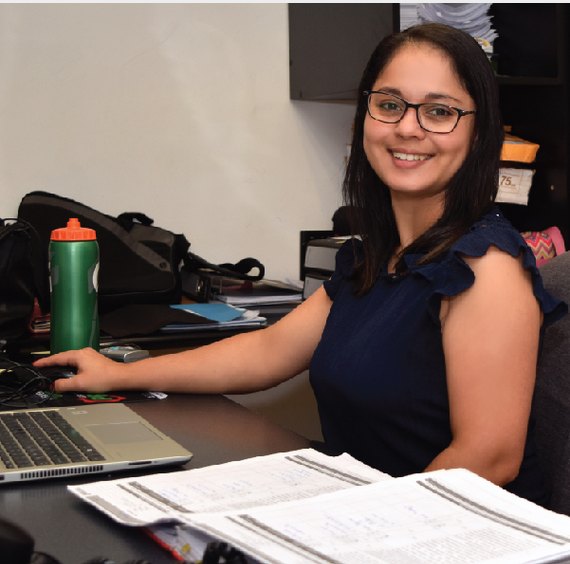 Colaboradora de ASOPROL atendiendo en su escritorio